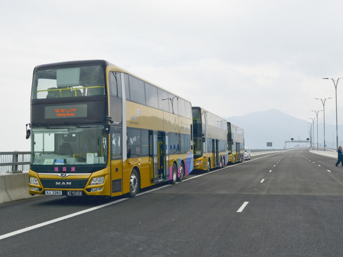 港珠澳穿梭巴士往返香港及珠海班次，减至每天三班。资料图片