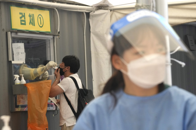 單日新增1630宗確診，南韓首都圈四級防疫響應延長兩周。AP圖片
