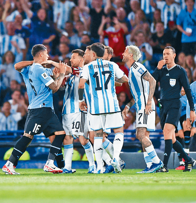 美斯（10号）一时激动，向乌拉圭球员叉颈。