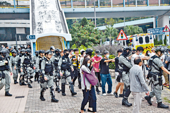 警方圍捕理大校園示威者，事後陸續有留守者離開校園被捕。