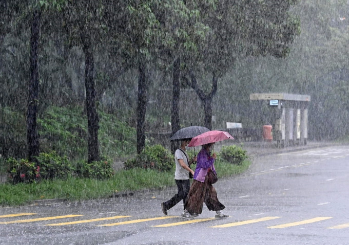 今早本港大部分地區錄得超過70毫米雨量。