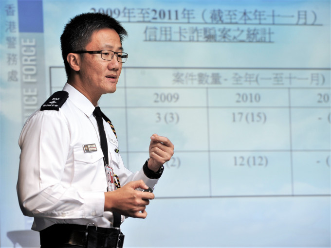蕭澤頤2011年出席記者會，講述機場保安及防止罪案情況。資料圖片