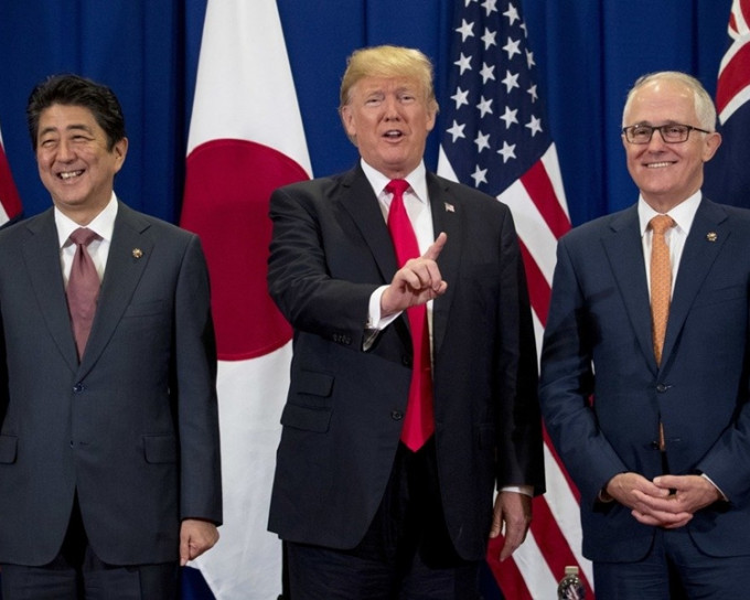  (左起) 日本首相安倍晉三、美國總統特朗普、澳洲總理譚保。AP