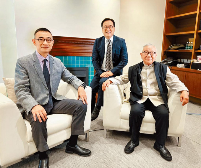 香港电台节目《国安法事件簿》由苏绍聪律师（左）、陈泽铭律师（中）主持。