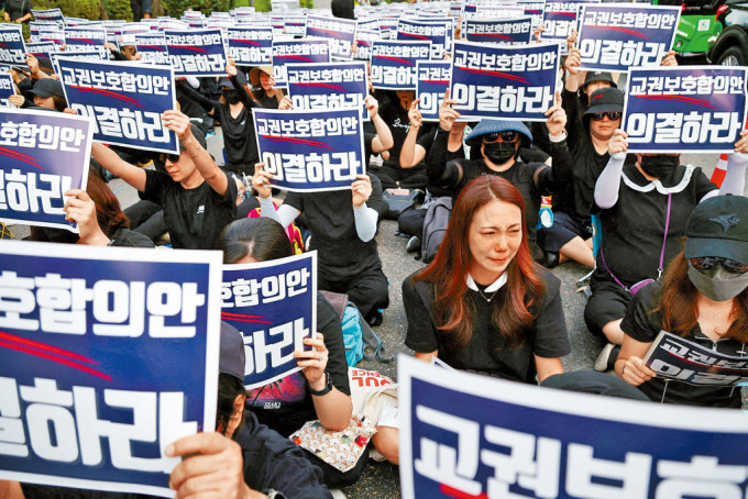 大批教师周一在首尔集会维权，抗议家长霸凌。　