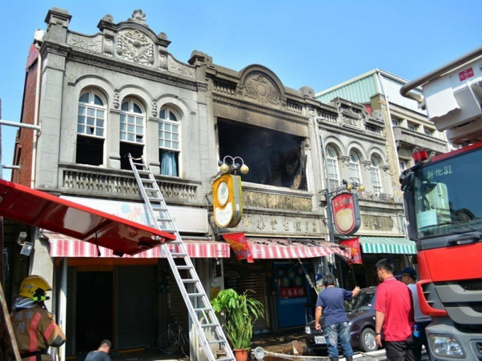 台南新化老街一间有超过90年历史的饼铺发生火警。(网图）