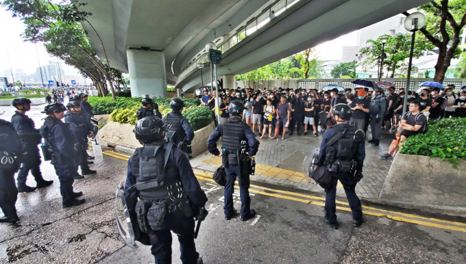 示威者與警員發生衝突。