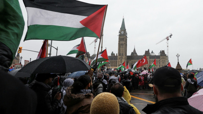 2024年3月，示威者在加拿大國會外揮舞巴勒斯坦旗，呼籲加沙停火。 路透社