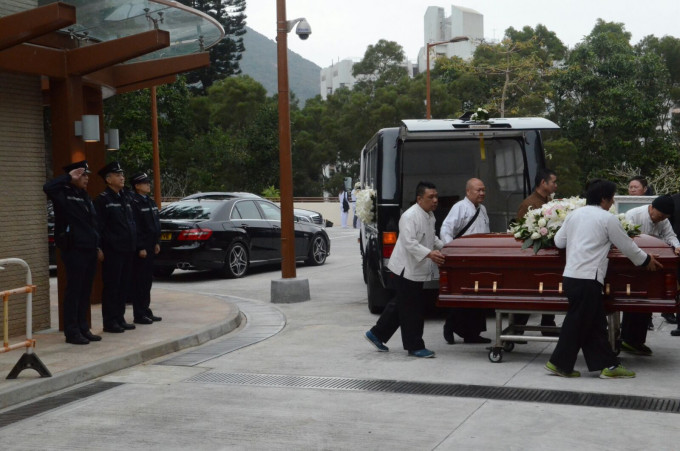 靈車抵達柴灣歌連臣角火葬場。 蔡楚輝攝