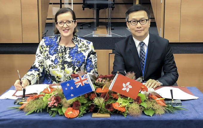 邓以海与新西兰署理海关关长Christine Stevenson签订互认安排。政府新闻处图片