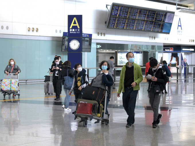 所有从机场抵港的入境旅客须填写及提交「健康申报表」。资料图片