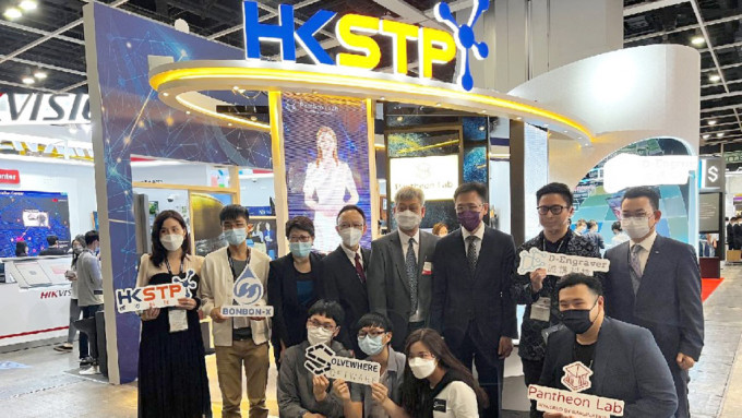 科技园公司带领 16 间本地初创参与香港国际资讯科技博览2022，创新科技及工业局局长孙东（右三）莅临参观。