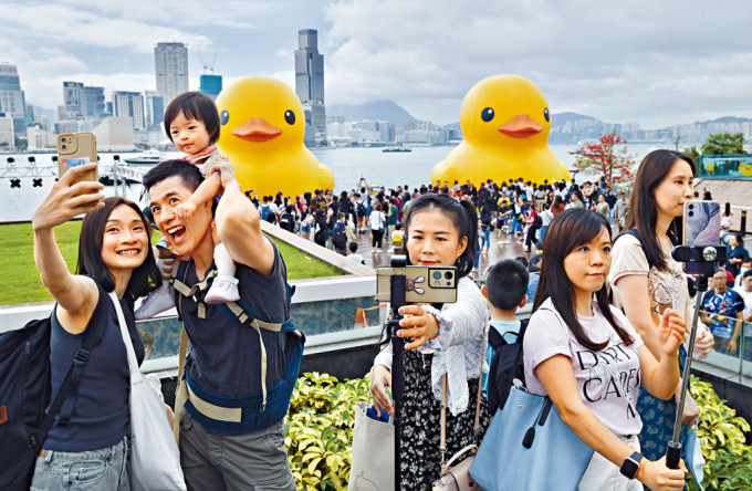 大批市民涌到维港两岸与两只橡皮黄鸭打卡。