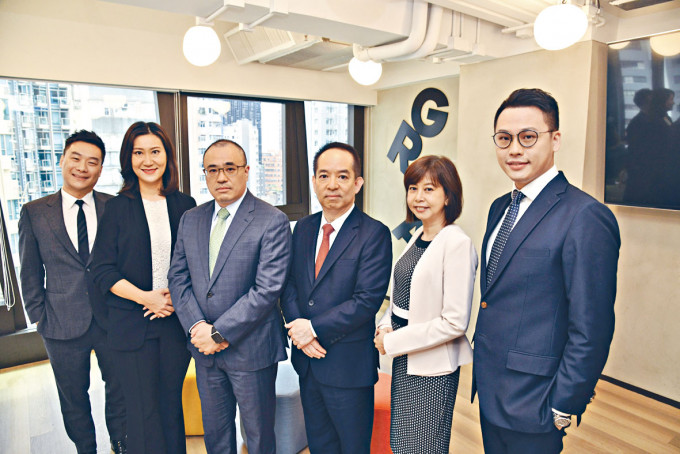 康宏總裁吳榮輝(左三)表示，該公司目前僅欠聯交所上市委員會的一關便能復牌。