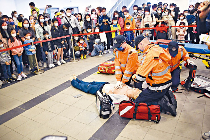 救護人員示範為傷者急救。