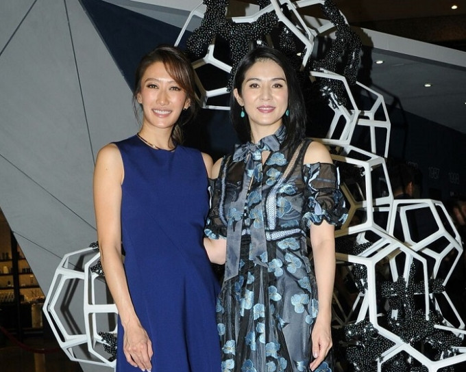 杨采妮(右)和谢婷婷出席护肤品牌活动。