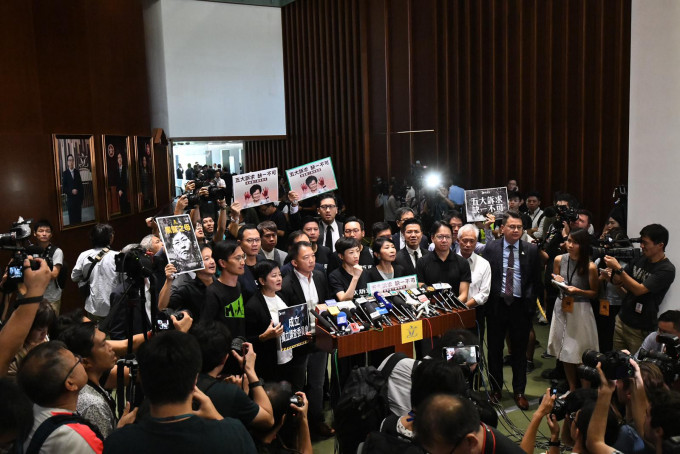 民主派批评林郑月娥不配发表施政报告。