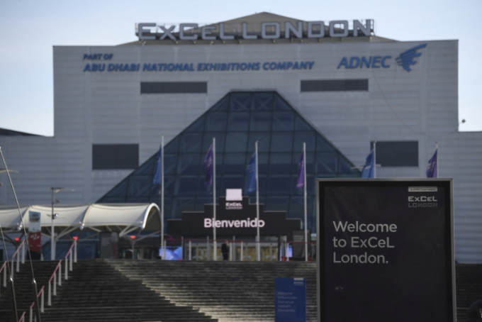 伦敦的ExCel会展中心将被改建成一个拥有4000个床位的临时医院。AP