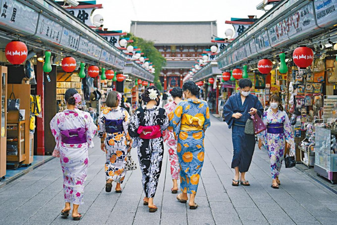 穿和服的遊客在東京淺草區漫步。