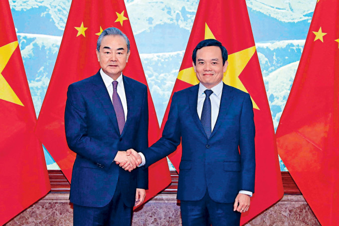 王毅（左）昨日在河内会晤越南副总理陈流光。