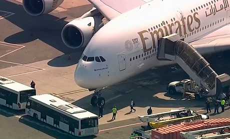 阿联酋航空一架由杜拜飞往纽约的班机上，有逾百名乘客和机组人员于飞行途中身体不适。AP