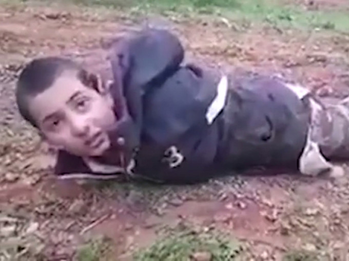 网上流传影片显示，敍利亚自由军活捉了一名IS童兵，后者问道：「你会射杀我吗？」（网图）