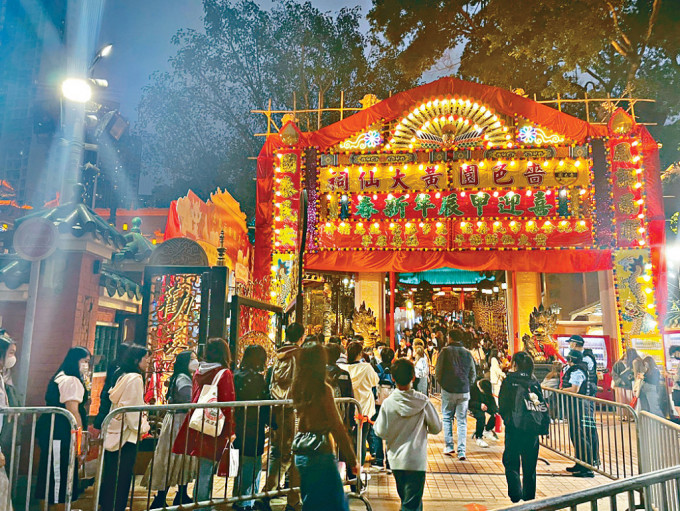 黄大仙祠延长开放时间让市民参拜月老。
