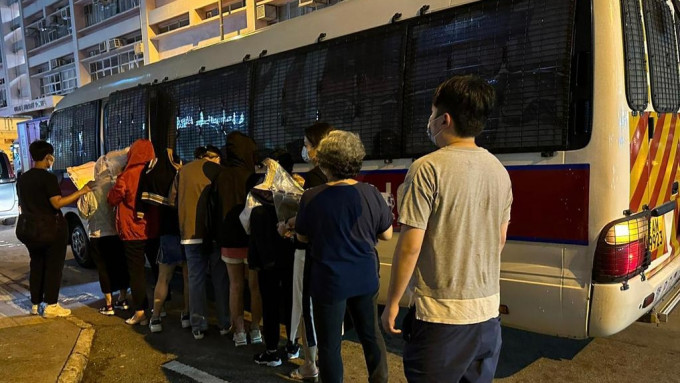 九龙城反黑捣破百家乐赌档，共拘捕18人。（警方图片）