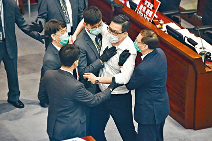 ■林卓廷欲再度衝突主席台時，遭四名保安阻止。