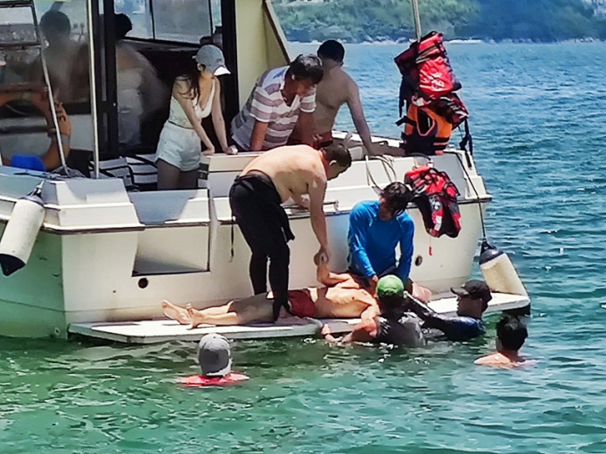 西貢一名男子遇溺昏迷，被人發現並救上船急救。讀者提供