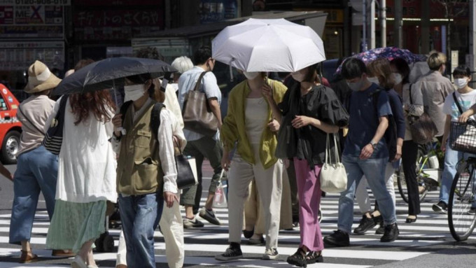 东京市火伞高张。AP