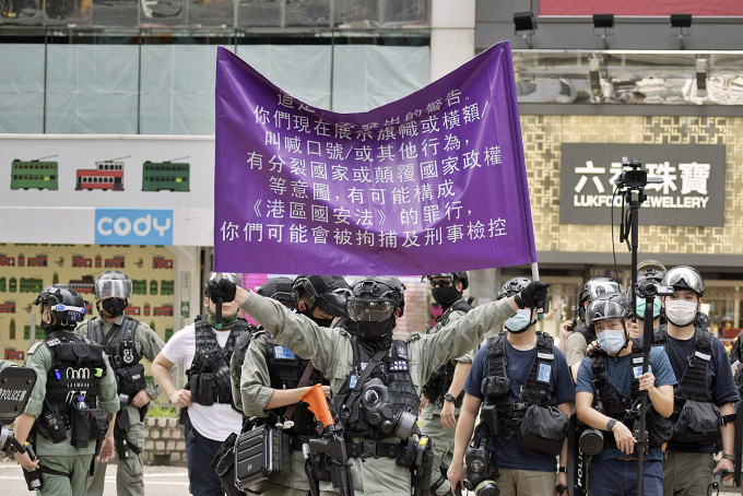 香港去年爆發反修例風波，餘震延續到今年。人大常委會在今年6月30日通過《港區國安法》，包括在警隊設立國安處執法。