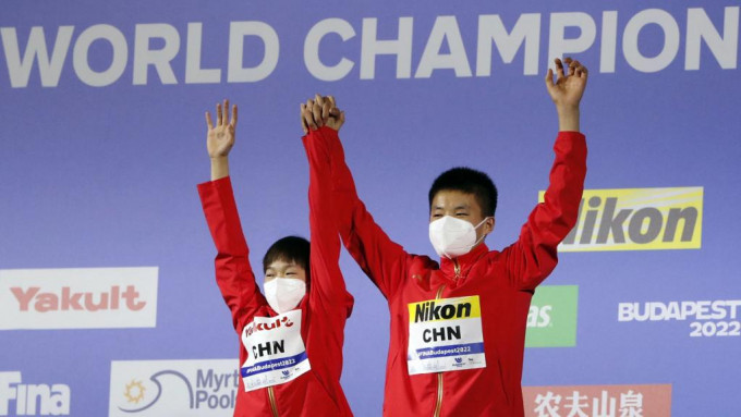 全红婵(左)和白钰鸣(右)为国家队带来世锦赛跳水的第一百面金牌。Reuters