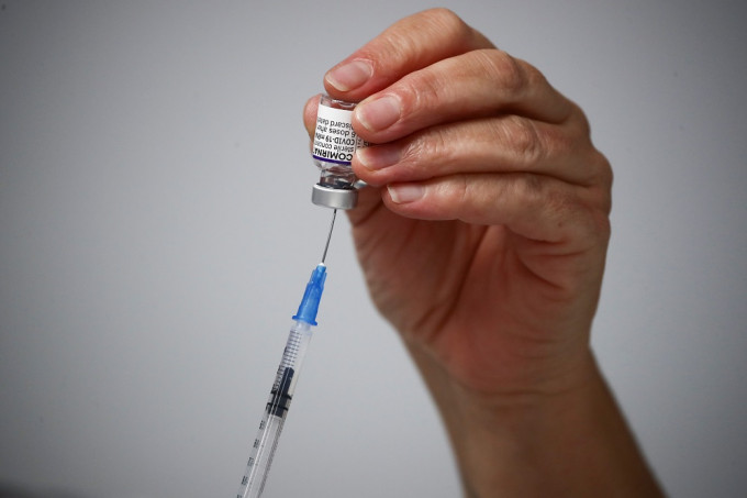 世衛指人類對疫苗產生「虛假安全感」，令其他防疫措施鬆懈。REUTERS圖片