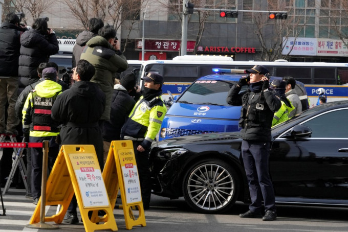 载著尹锡悦的车子抵达首尔西部法院。路透社