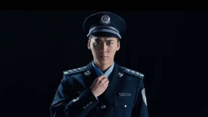 宣傳片中李易峰扮演的國安人員先是身著西裝，後來穿上警服。網圖