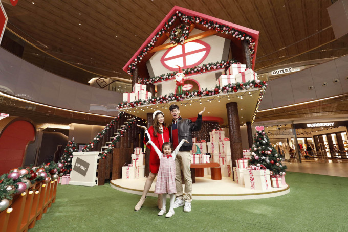 東薈城名店倉內的6米高聖誕樹屋最啱打卡。