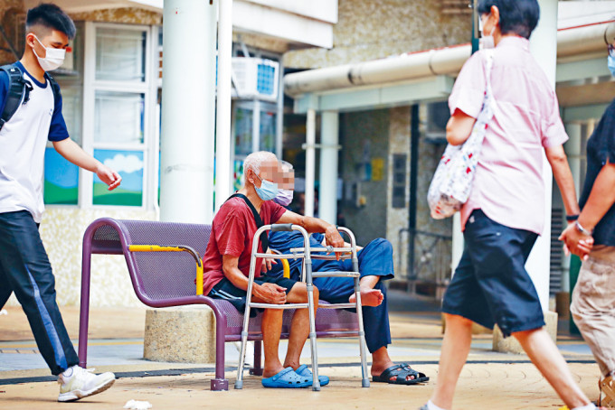 本港面對人口高齡化，醫療及照顧壓力勢必增加，相關支援配套要及早籌謀。