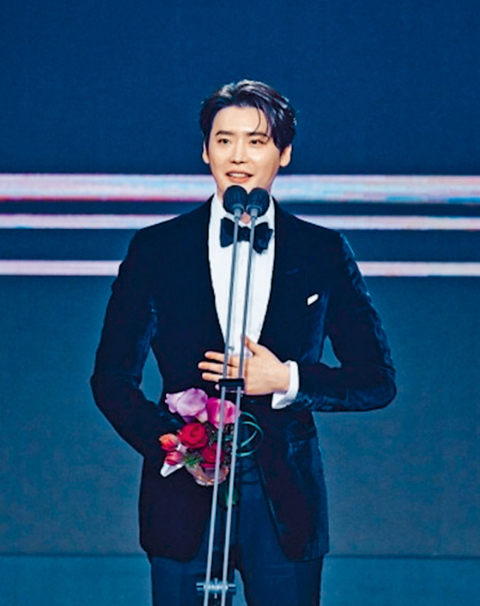 李鍾碩前晚在「MBC演技大賞」頒獎台上，忽然向「那個人」示愛，惹來各方猜測。