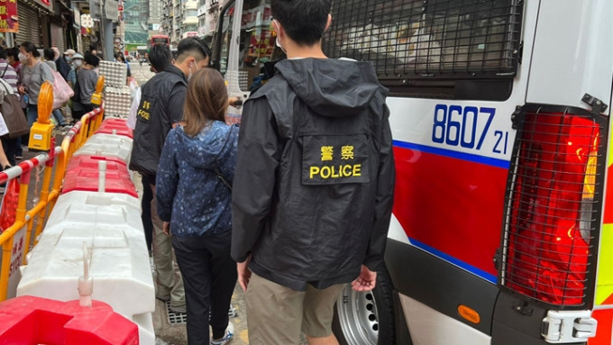 深水埗警區聯同入境處反非法勞工，拘捕14人。