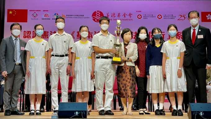 蔡若莲出席一个比赛颁奖典礼。蔡若莲FB图片