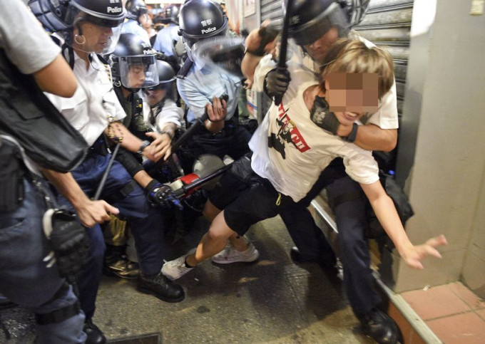 邓炳强表示，至今有约700人被捕。资料图片