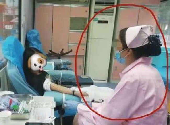 涉事护士（红圈）疑因小倩（左）血型罕有而多抽血液。网图