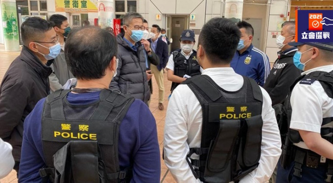 萧泽颐到多区票站巡视。香港警察facebook图片