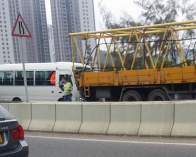 小巴的车头完全陷入货车车身。香港突发事故报料区