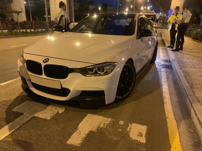 警員追截私家車至大圍。