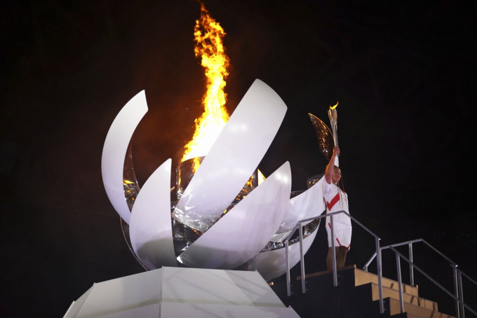 奥运圣火由日本女子网球手大坂直美燃点。AP图片