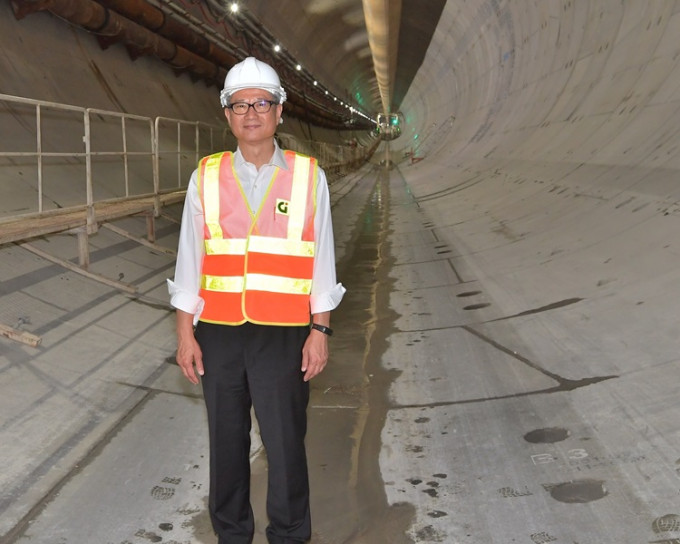 陳茂波實地視察屯門至赤鱲角連接路—本港最長的海底隧道。陳茂波網誌