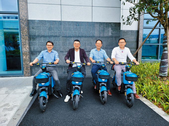 民建聯4位立法會議員，試坐氫能電單車。