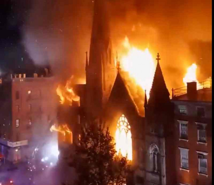 整座教堂陷入火海。AP